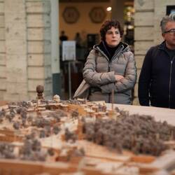 Tuki atenta durante la visita