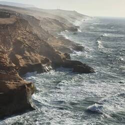 Küstenabschnitt im Gegenlicht