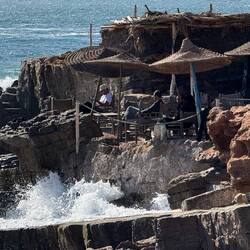 Uriges Café direkt an einer Klippe