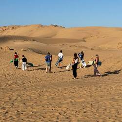 Die Düne ist touristisch voll erschlossen - vom Kamel zum Quad- und Sandboardverleih