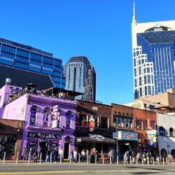 Broadway mit, aus unserer Sicht, nicht dazu passenden Hochhäuser im Hintergrund