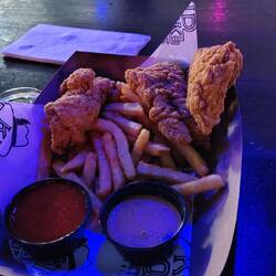 Hot Chicken Dinner, ein nationales Gericht, so üppig, dass wir uns es teilen und davon satt werden