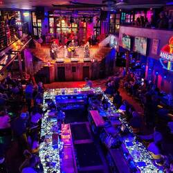 Musikkneipe auf zwei Ebenen, von oben ein toller Blick