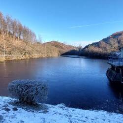 Die Vorsperre hat eine Eisdecke