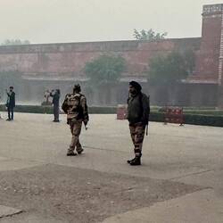 ...heute war auch die Polizei/Militär sichtbarer als gestern bei den Menschenmassen...