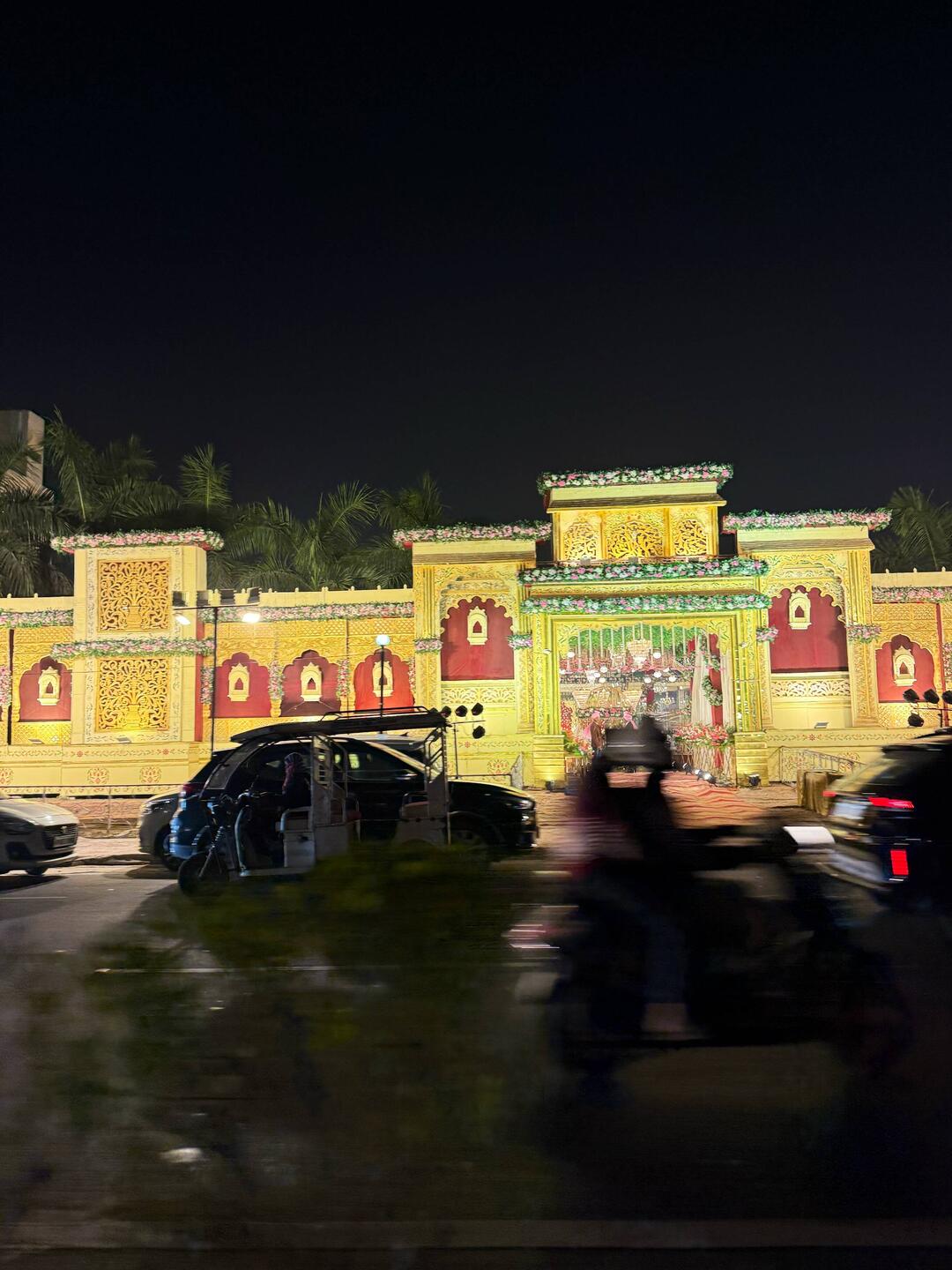 1001 Hochzeitspalast. Der "Palast" ist auf mind. 100 m so gestaltet.