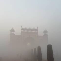 ...denn so hatte ich das Taj Mahal für mich alleine... ...hier das Portal des Osteinganges.