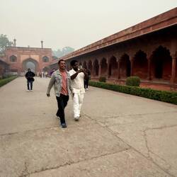...zwei Freunde auf dem Weg zum Selfi der "ewigen Freundschaft in nebligen Zeiten"