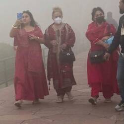 ...ob die Damen die Maske wegen dem Nebel tragen konnte nicht festgestellt werden...