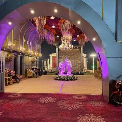 Einen Blick in die Eingangshalle eines der Hochzeitspaläste.