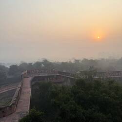 Blick über den Burggraben in Richtung Taj Mahal. Normalerweise deutlich zu sehen.