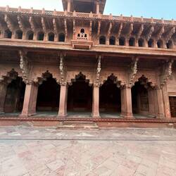 Kaum vorstellbar heute, aber das war ein Schlafzimmer. Mit Teppichen und Vorhängen aus edlem Tuch.