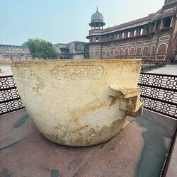 Das Hochzeitsgeschenk für die 20ste Frau des Moguls. Und später die Badewanne eben jener Frau.