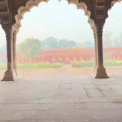 Ton an! Das ist die Empfangshalle des Moguls.