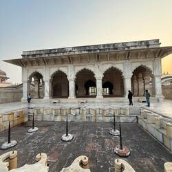 Schlafzimmer des Moguls Shah Jahan. Im Vordergrund sein Whirlpool für sich und seine Frauen.
