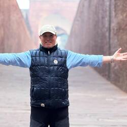 Nur ein einsamer Wanderer der Welten ist begierig auf die Geschichten aus dem Palast.