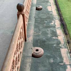 In diese Löcher wurden Fackeln gesteckt.