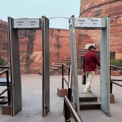 Nächstes Ziel: Rote Festung! Jahrhunderte langer Sitz der Kaiser und Mogule Indiens. Auch hier Leere