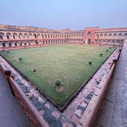 Die beleuchteten dieses riesiges Areal, welche eigentlich ein riesiger Fischteich war.