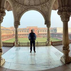 Der Wandelnde in den Wandelhallen rings um den ehemaligen See des Palastes.