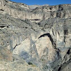 Zwei gewaltige torbogen-ähnliche Überhänge bilden den Talschluss.