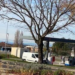 Tankstelle beim Leclerc, meist am günstigsten.