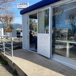 Warten auf die fertige Wäsche