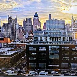 Und das zeigt uns die Bugkamera, wir stehen mitten im Leben der Stadt, die niemals schläft!