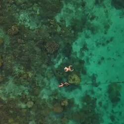 Xenia & Charline beim schwimmen 😬