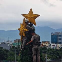 Währenddessen wird der Baumschmuck gewechselt