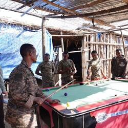 Billard wird hier gerne gespielt, auch wenn nicht mal die weiße Kugel wirklich rund ist