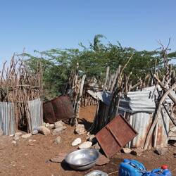 Links die Dusche, daneben der Stall
