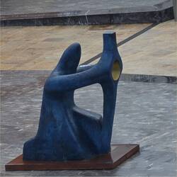 CID kniend v. 2022 Er kam in Santa María an, stieg ab, kniete nieder und betete inständig.