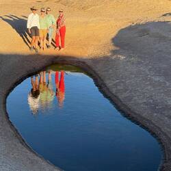 Er zeigt uns den "Zebra-Pool"...