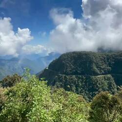 Dort, wo die beiden Autos fahren geht's lang
