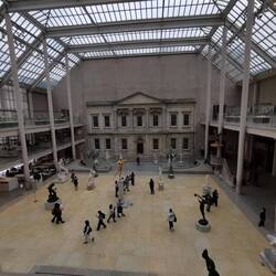 Ein Blick von oben in die große Halle