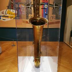 Ein Kontrabass-Saxophon aus der Musikinstrumentenabteilung