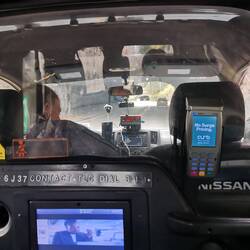 Im YellowCab, die Warnung vor der Nase, dass Angriffe auf den Fahrer bis zu 25 Jahren Knast kosten.