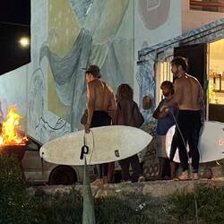 Surfen bis in die Nacht - wir haben uns längst warm eingepackt!