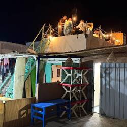 Wenn unten kein Platz ist geht man auf's Dach