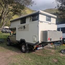 Viele unterschiedliche Fahrzeuge auf dem Campingplatz.
