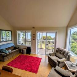 Blick aus dem Wohnbereich in den Garten und aufs Meer