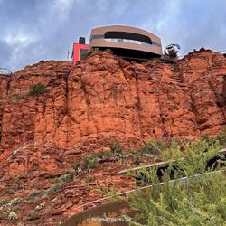 Auf dem Cimarron Butte hat sich jemand ein Häuschen gebaut - mit unverstelltem Blick. Natürlich auf
