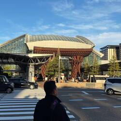 Kanazawa station - observera den Shinto-inspirerade porten