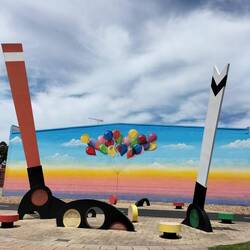 Kunstwerk van wissels bij het oude station. Er rijden hier geen treinen meer