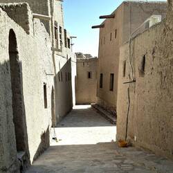 Ein Teil der Altstadt ist schon gut renoviert und auf wenigen Metern gibt's schon Gehwegplatten. 😉