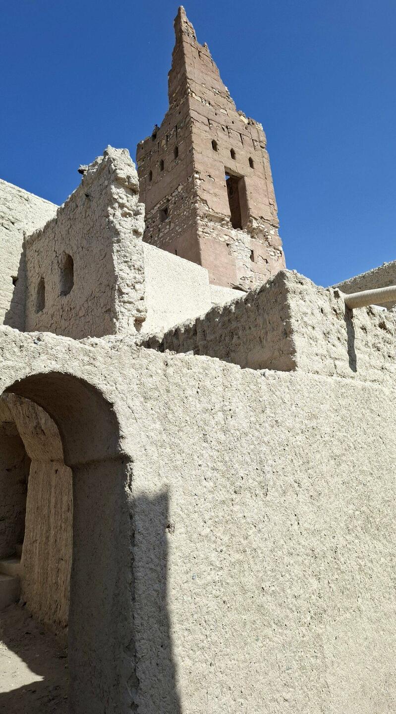 Alt Manah mit den Resten eines der Wachtürme