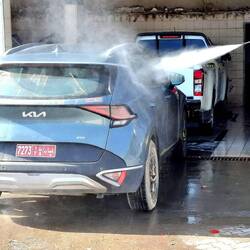 Für schmutziges Auto zahlt man hier Strafe. Also runter damit!