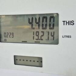 0,229 Rial für den Liter 91er Sprit. Das sind 0,58 €