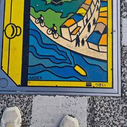 Kanaldeckel mit Bild der Einkaufsstraße in Setoda